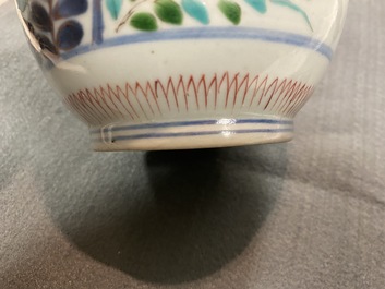 Trois vases de forme bouteille en porcelaine Imari de Japon, Edo, 17/18&egrave;me